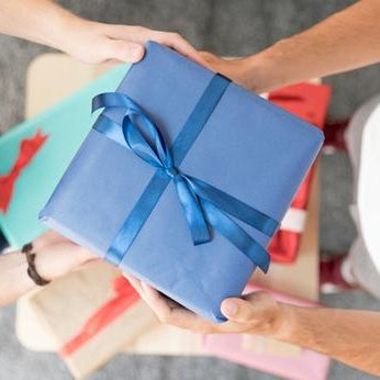 Birthday Gift Giving Etiquette: The Do's and Don'ts of Giving the Perfect Birthday Gift